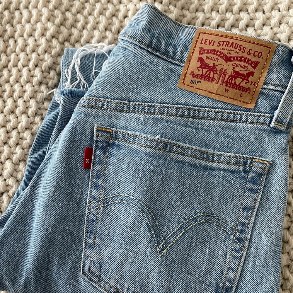 501s with raw hem. Very very lightly worn.